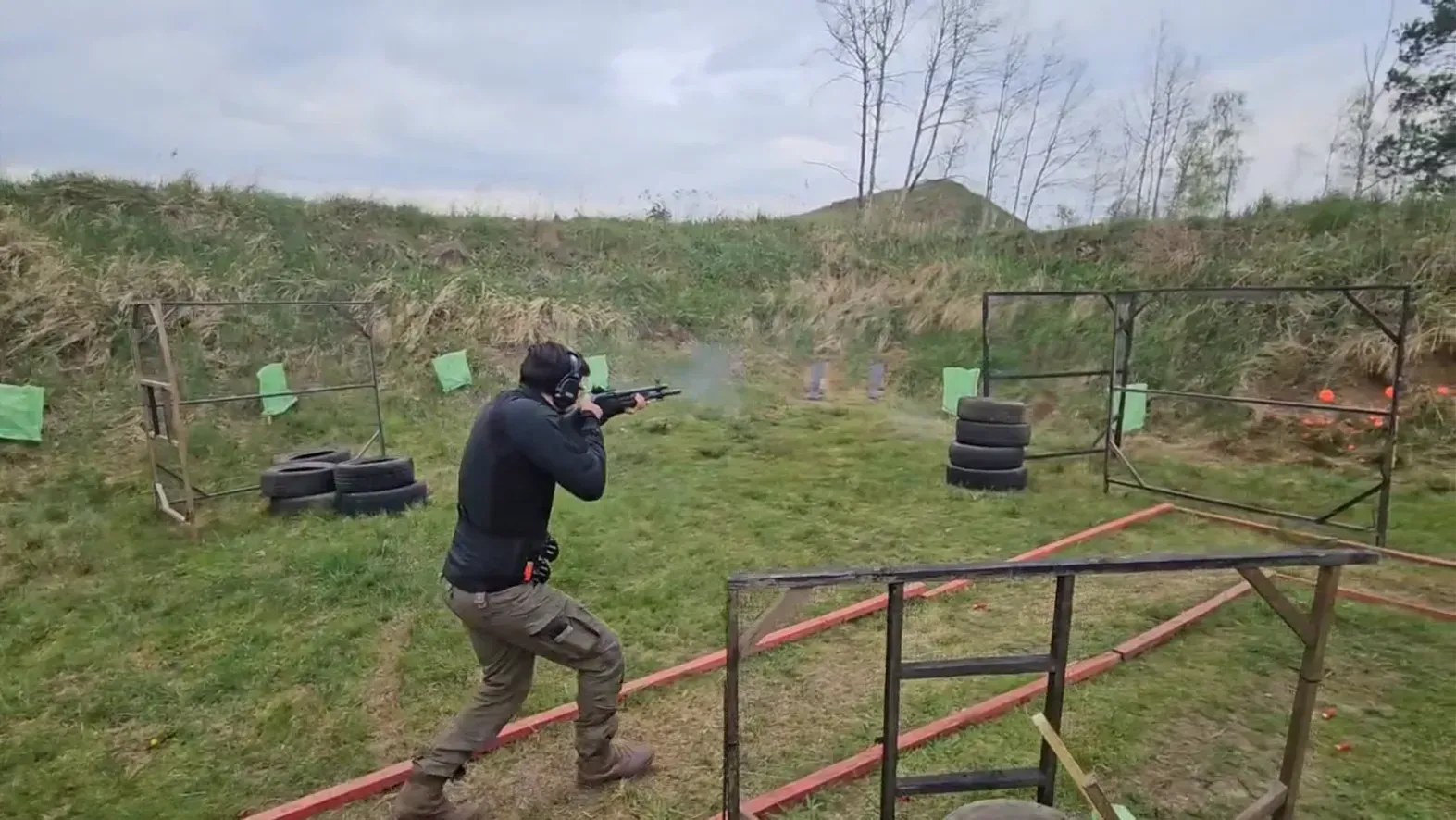 Person schießt mit einer Schrotflinte beim Wiechlice Shotgun Rifle Cup 2025