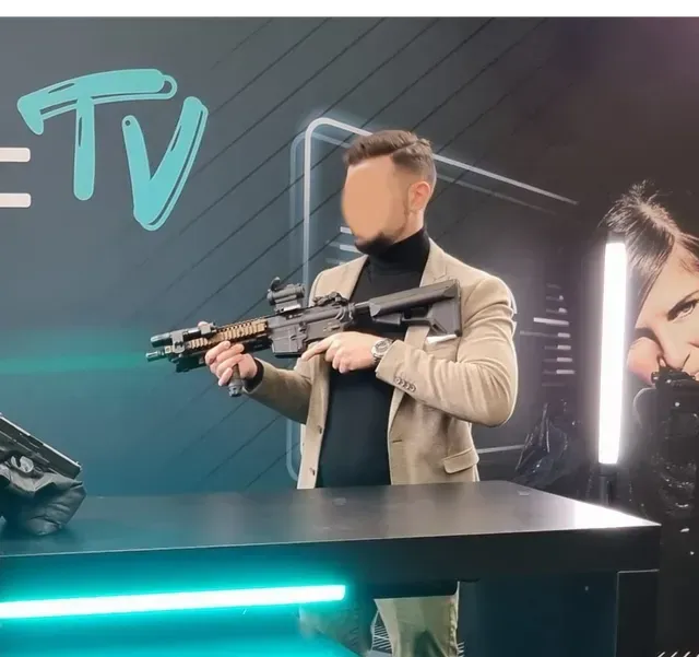 Ausbilder mit AR15 in der Hand