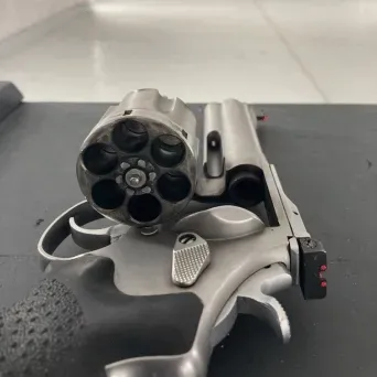 Revolver auf einem Tisch