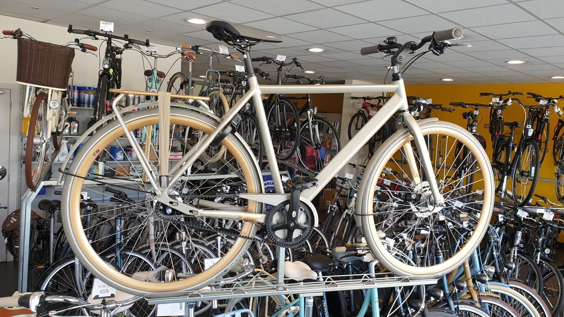 Fiets in sowroom Anthonissen Genk