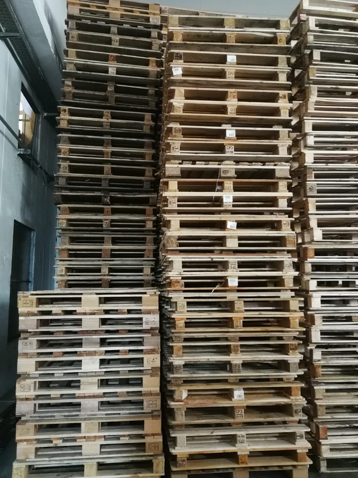 Una pila di pallet di legno accatastati uno sopra l'altro