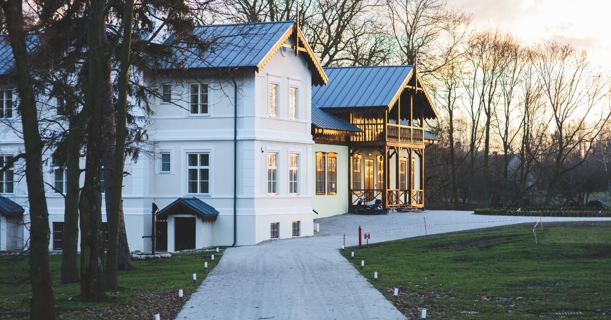 Explore top rural driveway options including gravel, asphalt, concrete, and eco-friendly surfaces. D