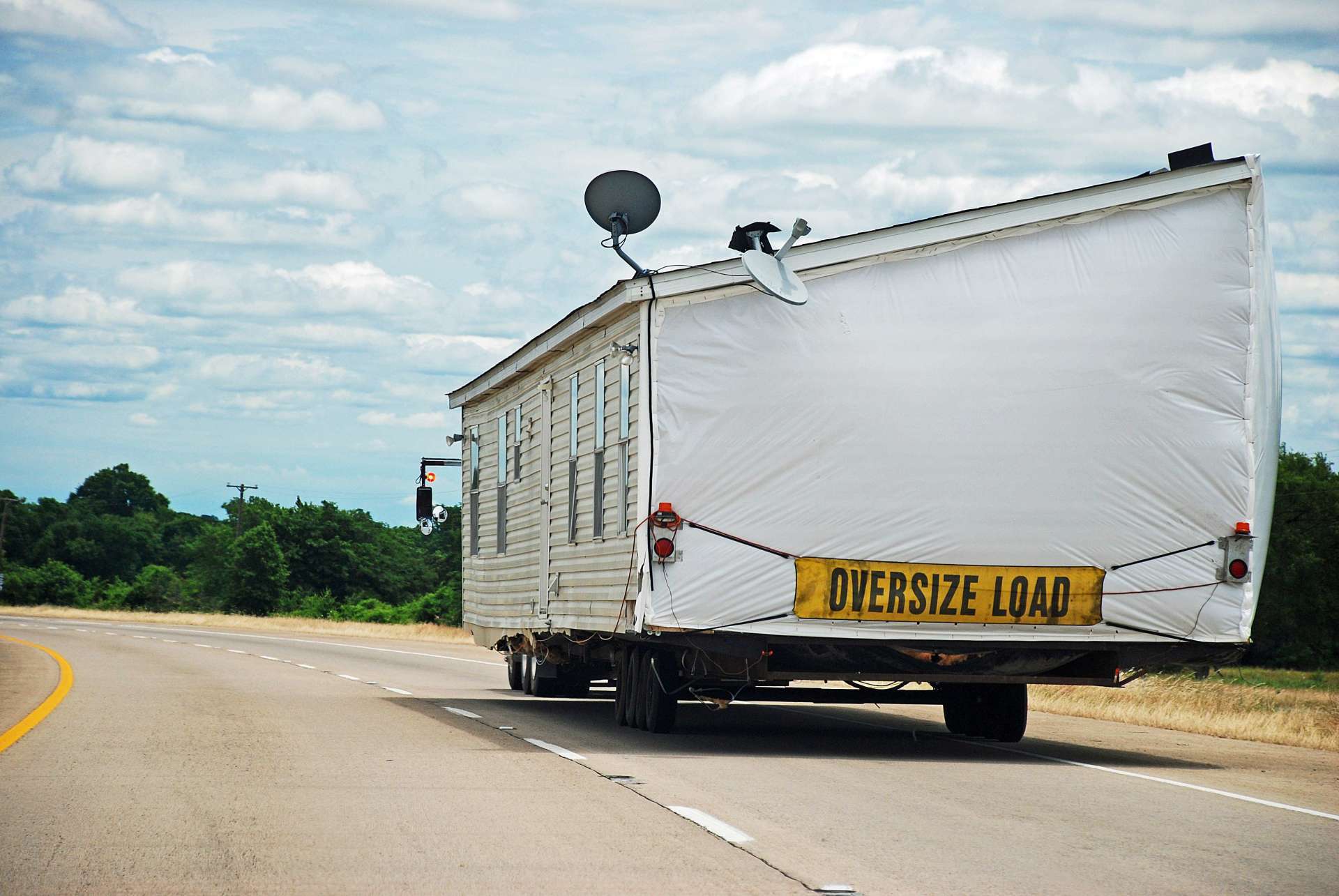 oversized load - mobile home being moved