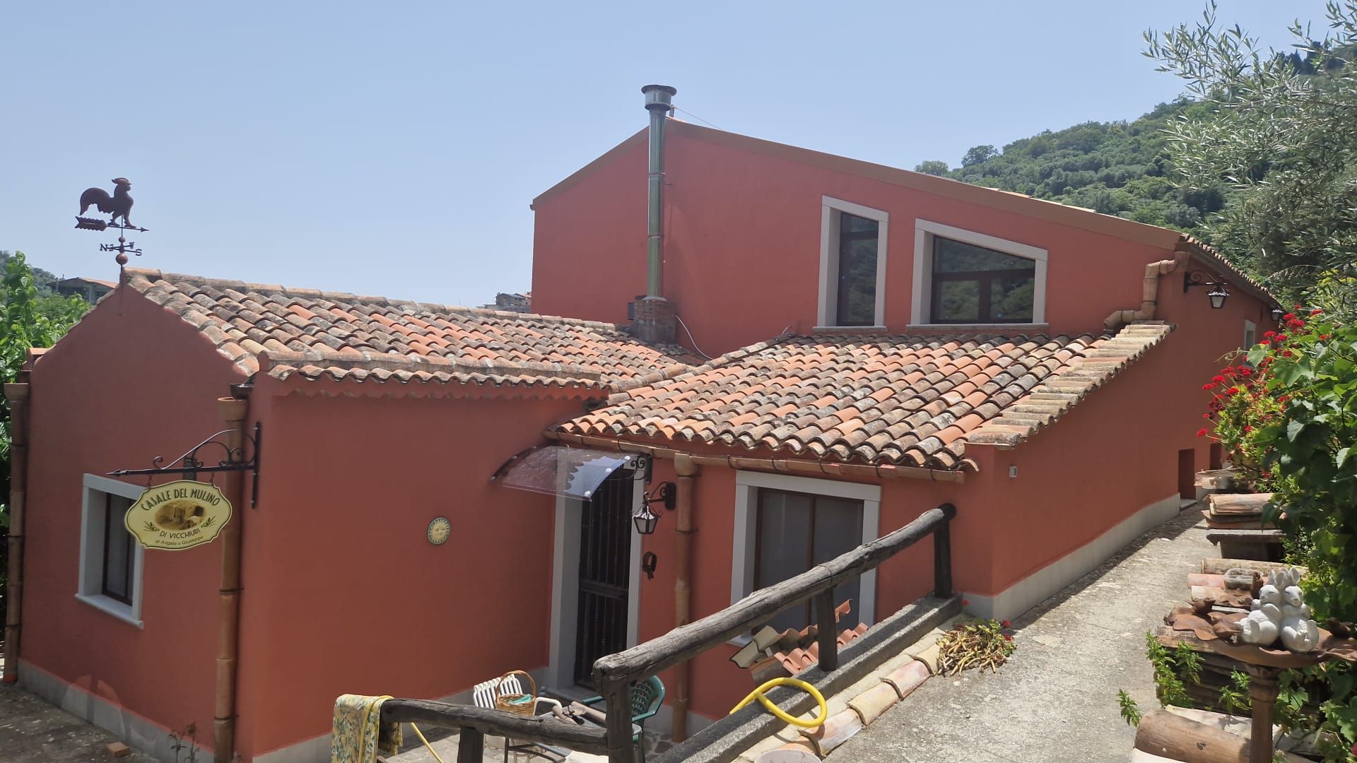 Un soggiorno con divano e due comodini