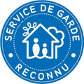 Insigne circulaire bleu « Service de garde reconnu » avec une icône blanche représentant une maison et des enfants.