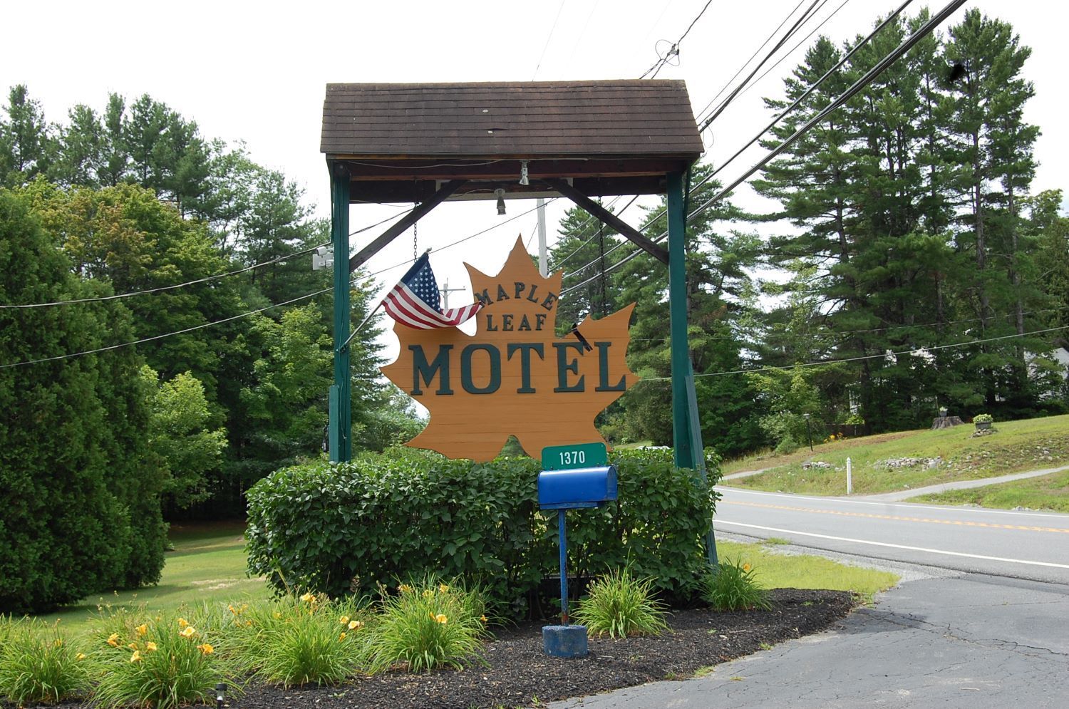 maple-leaf-motel-sign