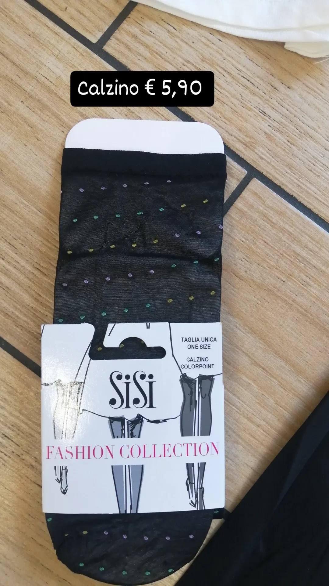 Un paio di calzini neri a pois trasparenti della collezione SiSi Fashion, confezionati singolarmente, con un prezzo di € 5,90.