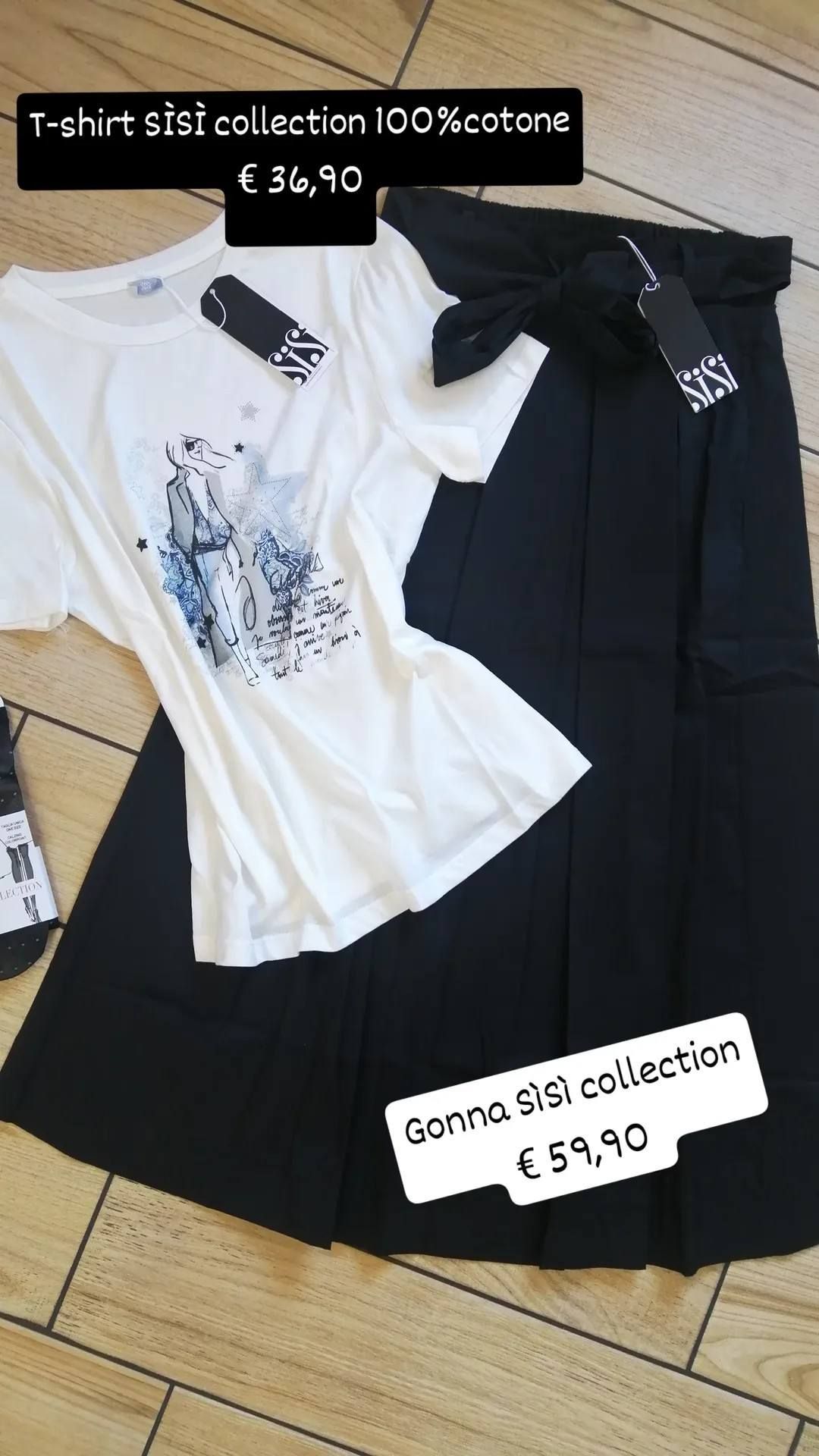 Una t-shirt bianca con stampa grafica e una gonna nera con cintura in vita di Sisi Collection, con i prezzi indicati su uno sfondo che riproduce un pavimento in legno.