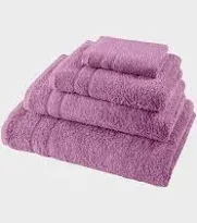 Una pila di tre asciugamani da bagno viola piegati, di diverse dimensioni, disposti su uno sfondo bianco.