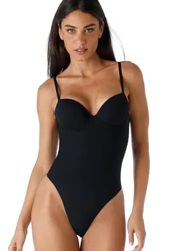 Una persona che indossa un body nero a tinta unita con spalline sottili, scollo a cuore e sgambatura alta.