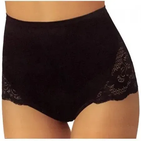 Slip neri a vita alta con inserti decorativi in ​​pizzo sui lati, indossati da una persona.