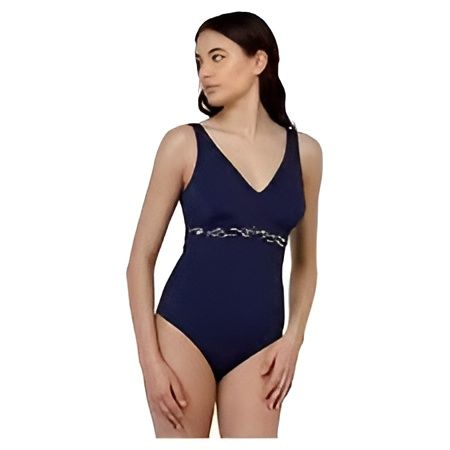 Una donna indossa un costume intero blu scuro con scollo a V e fascia in vita decorata, in piedi su uno sfondo bianco.