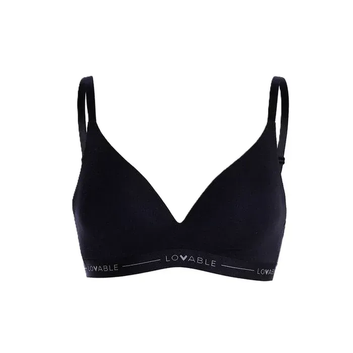Un reggiseno bralette nero senza ferretto con scollo a V del marchio Lovable, con fascia elastica sottoseno con logo, mostrato su sfondo bianco.