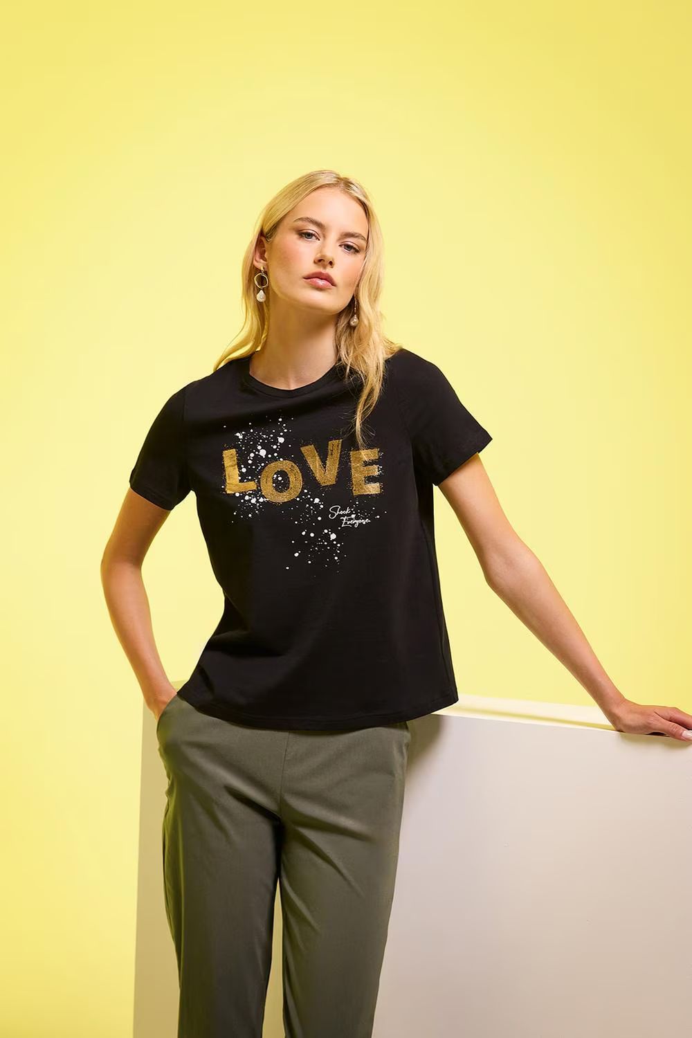 Una persona che indossa una maglietta nera con la scritta