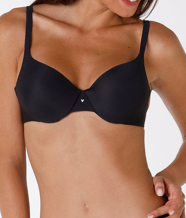 Una persona che indossa un reggiseno con ferretto nero tinta unita con un piccolo ciondolo d'argento al centro.