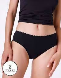 Una persona che indossa slip neri a vita alta con bordi smerlati; un distintivo circolare indica una confezione da 3.
