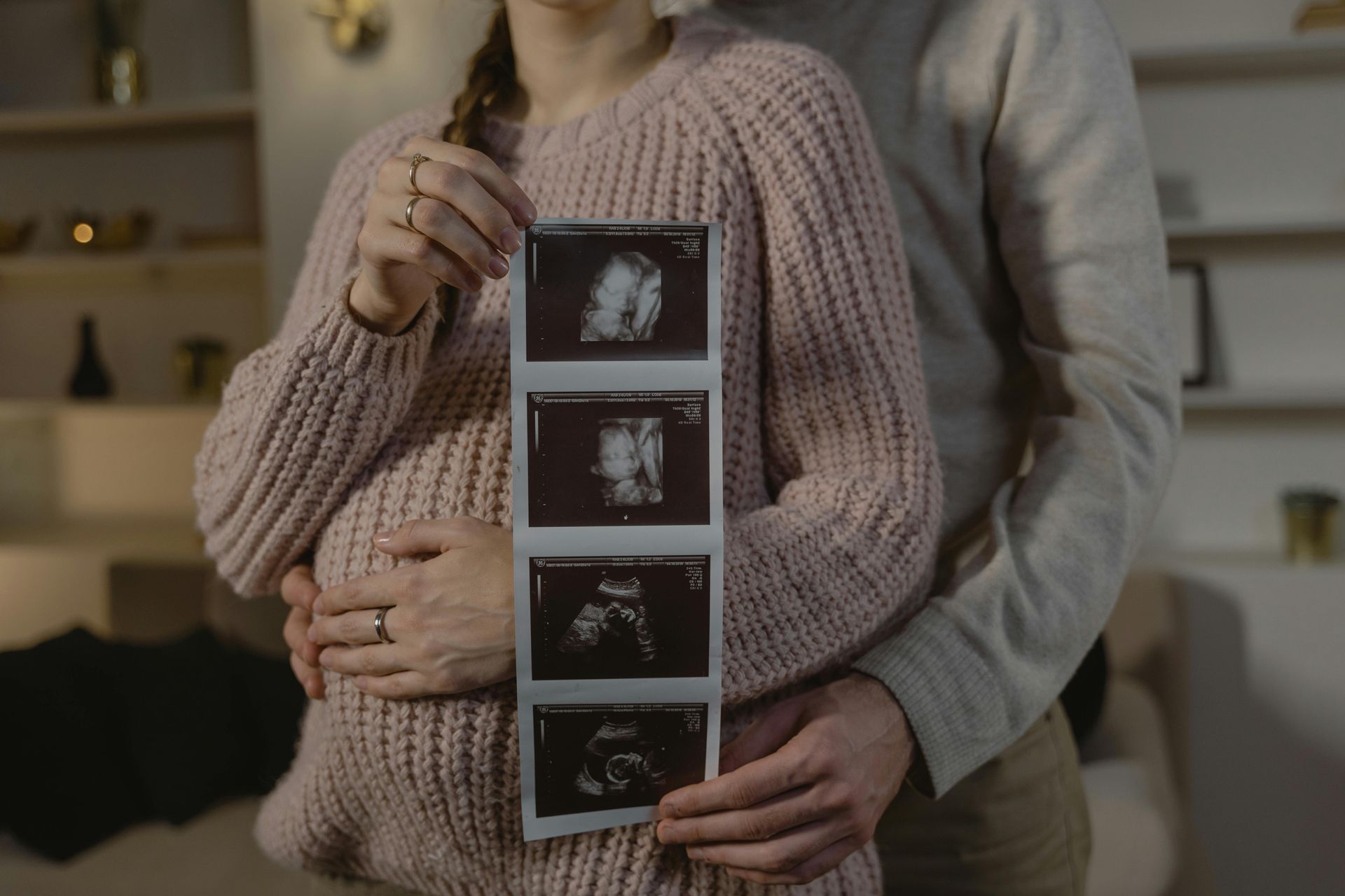 Pregnant woman hold sonogram.