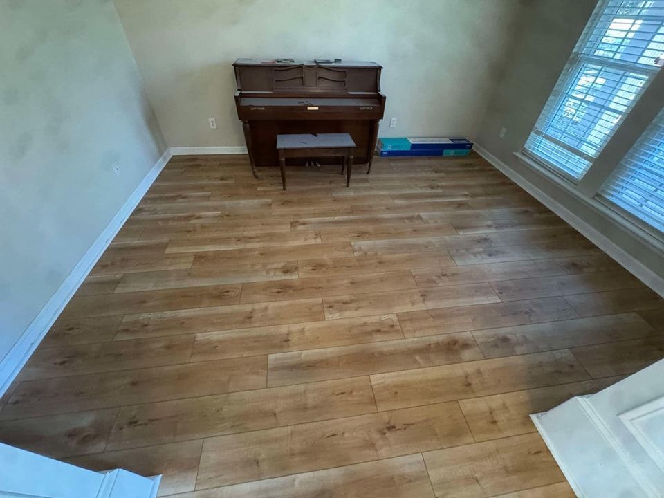 There is a piano in the middle of the room.