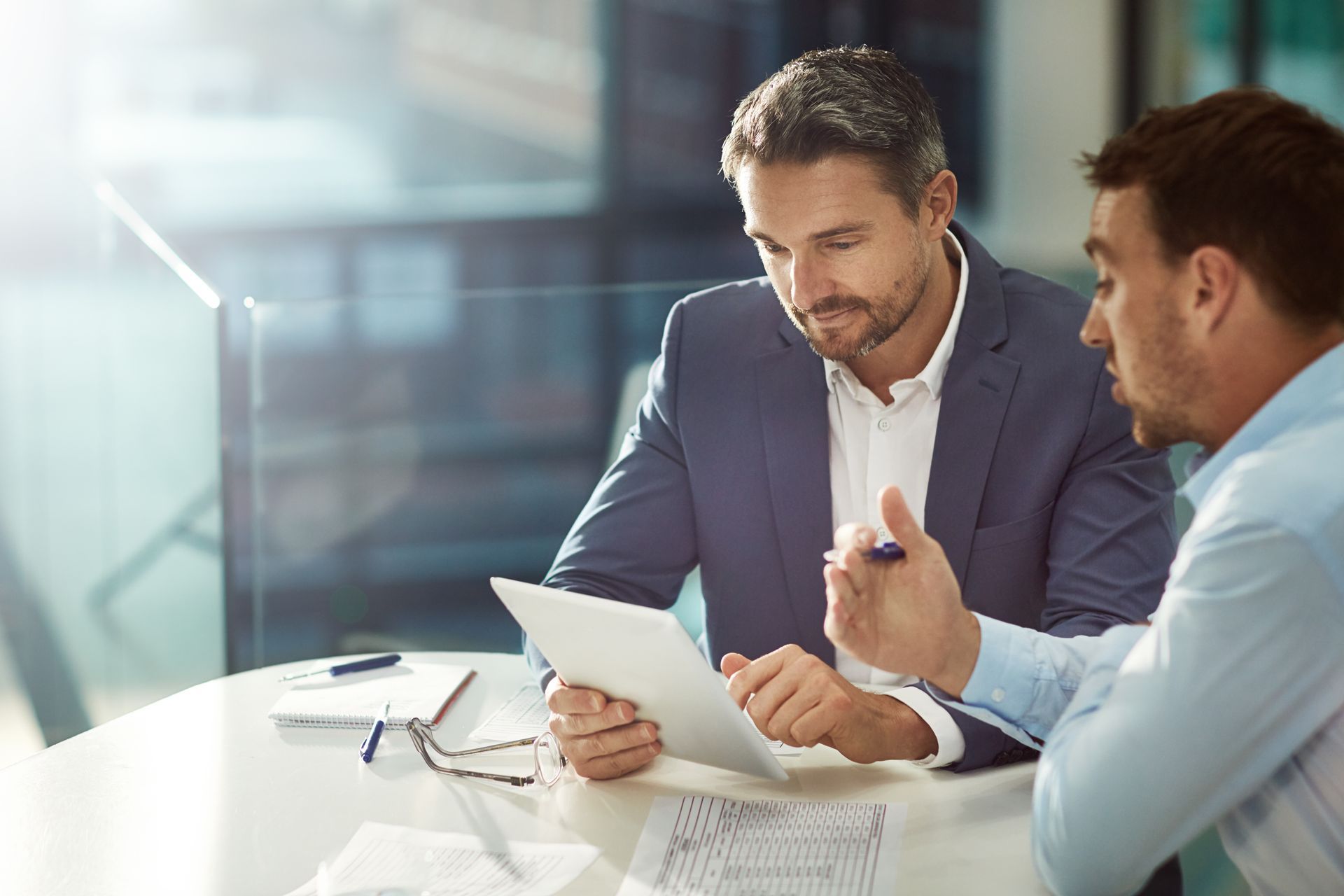 Effective performance management is a key driver of succession planning. Leader and employee in a performance management discussion