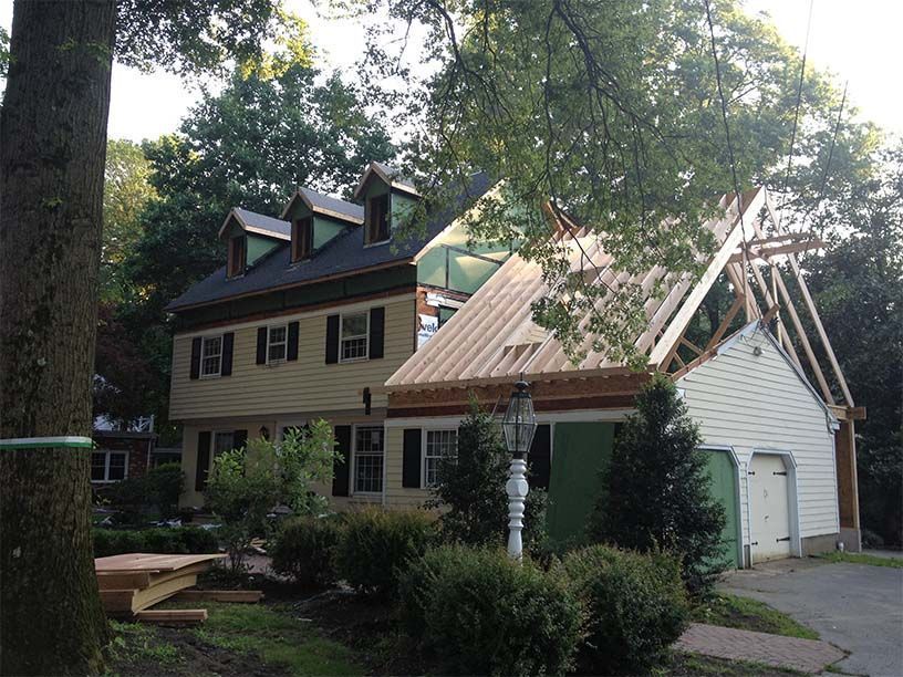 A house with a roof that is being built