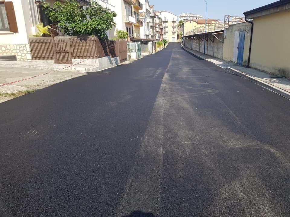 posa di asfalto su una strada