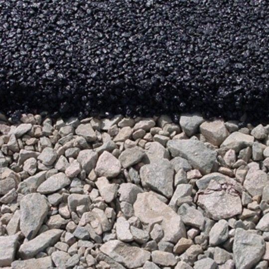 cemento ai lati di una strada