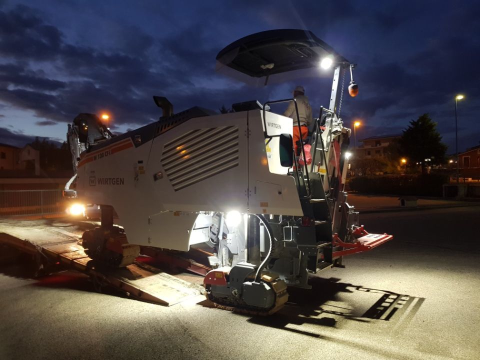 realizzazione di manto stradale di notte