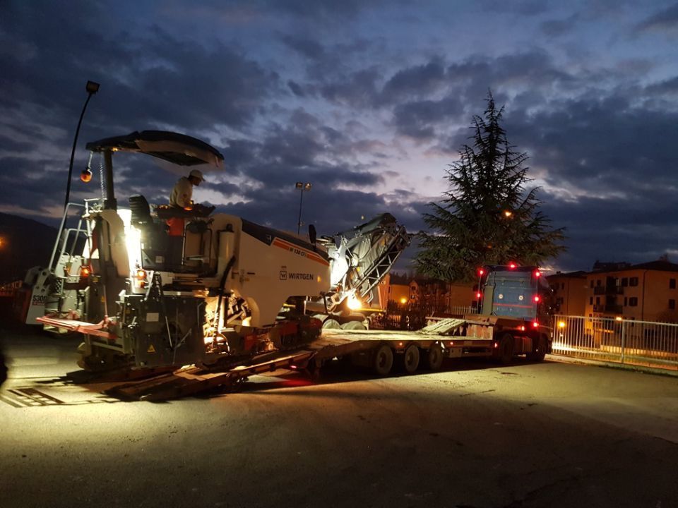 realizzazione di pavimentazione stradale di notte