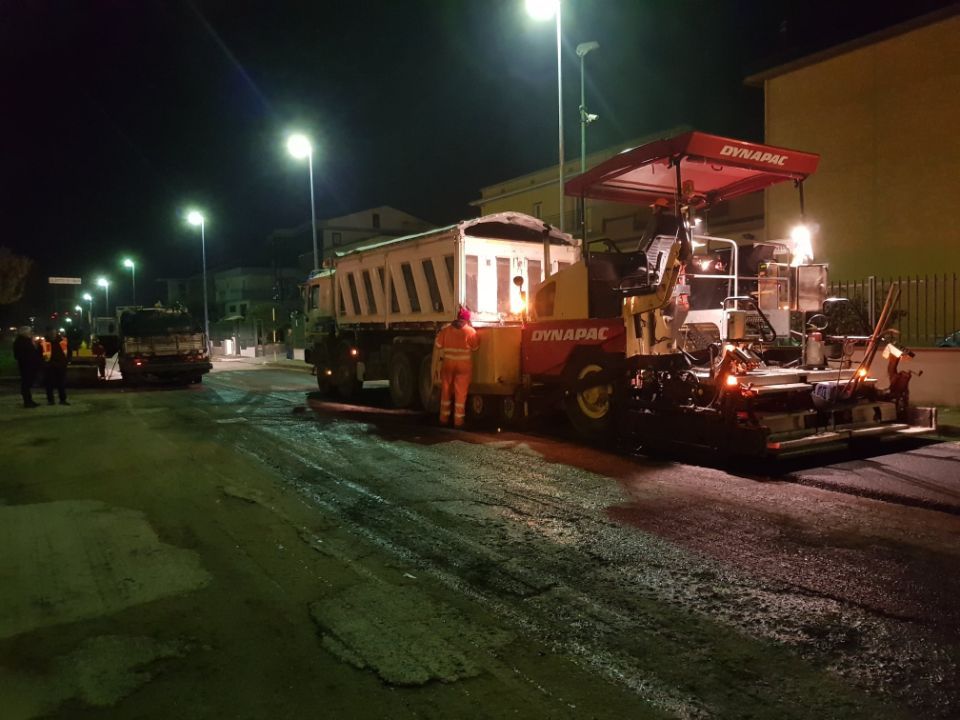 realizzazione manto stradale di notte