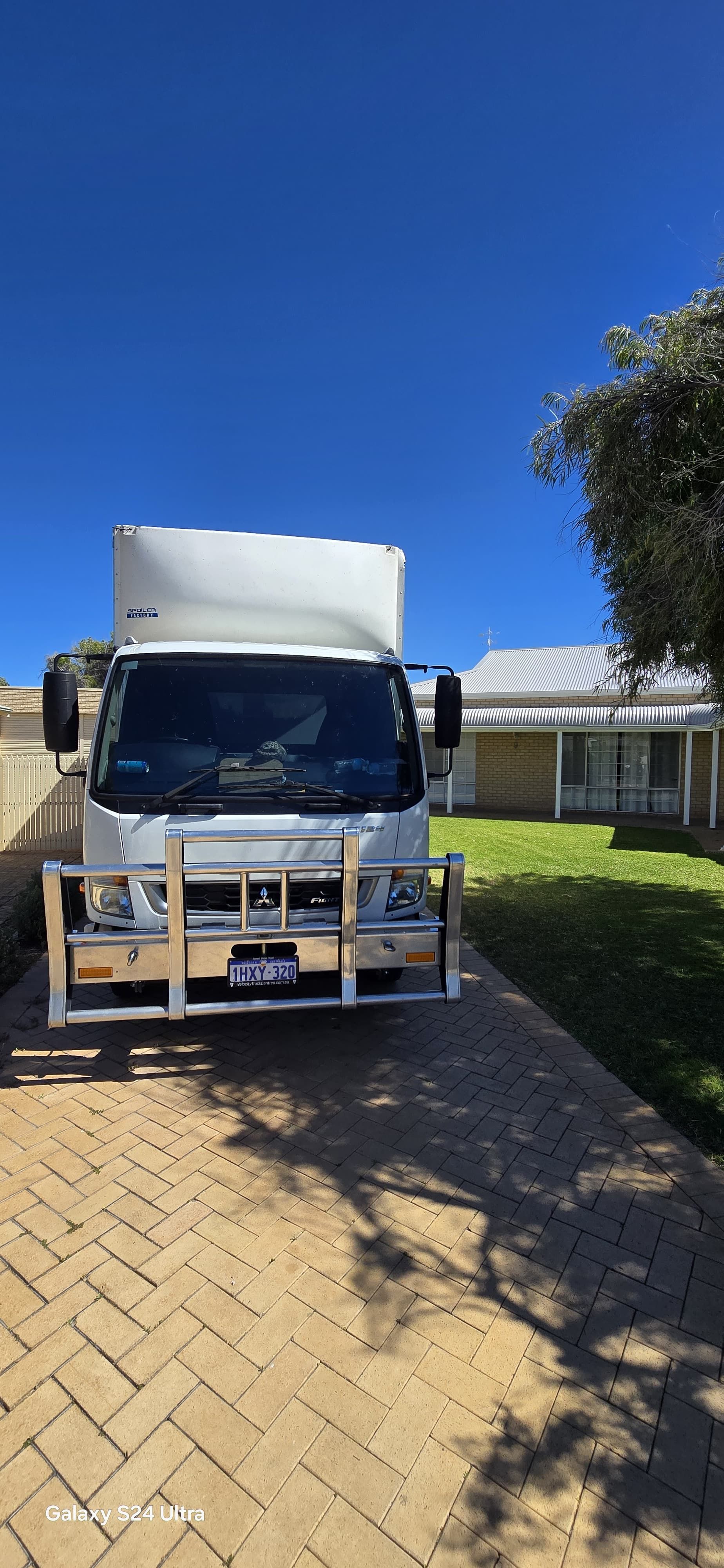Removalist truck ready to attend Perth reisdence to assist with an apartment removal.