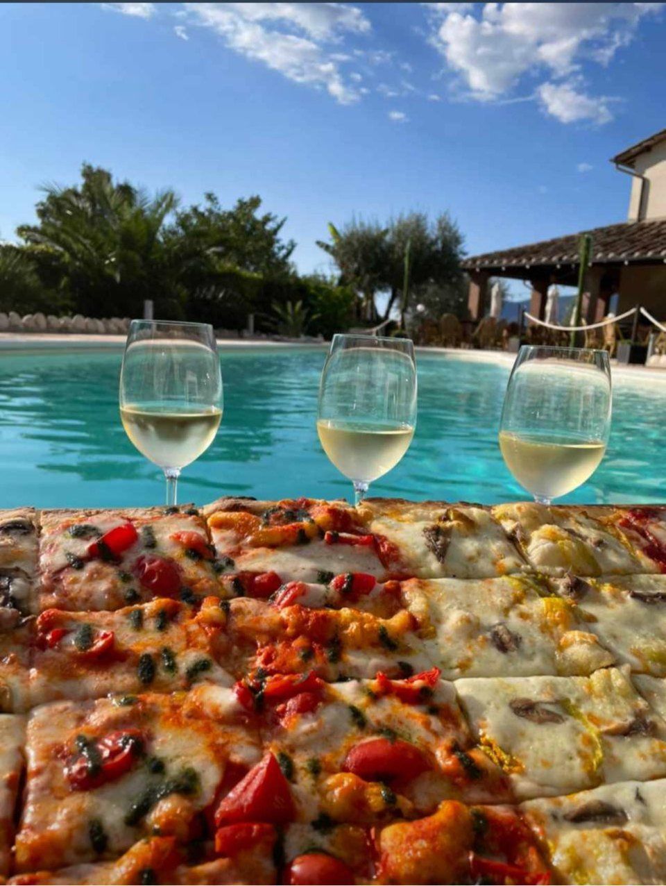 pizza a bordo piscina