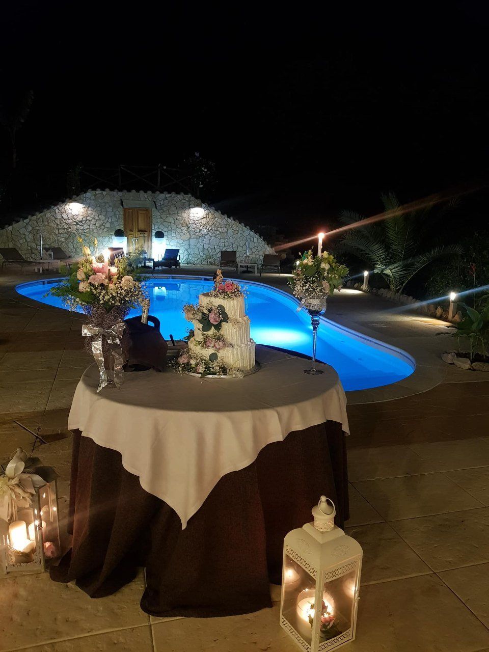 tavolo torta in piscina