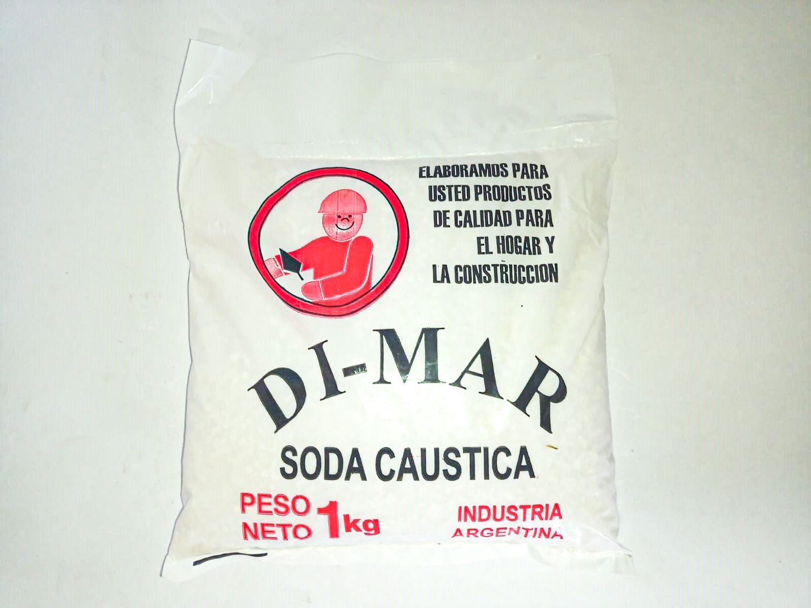 Una bolsa de di-mar soda cáustica está sobre una superficie blanca