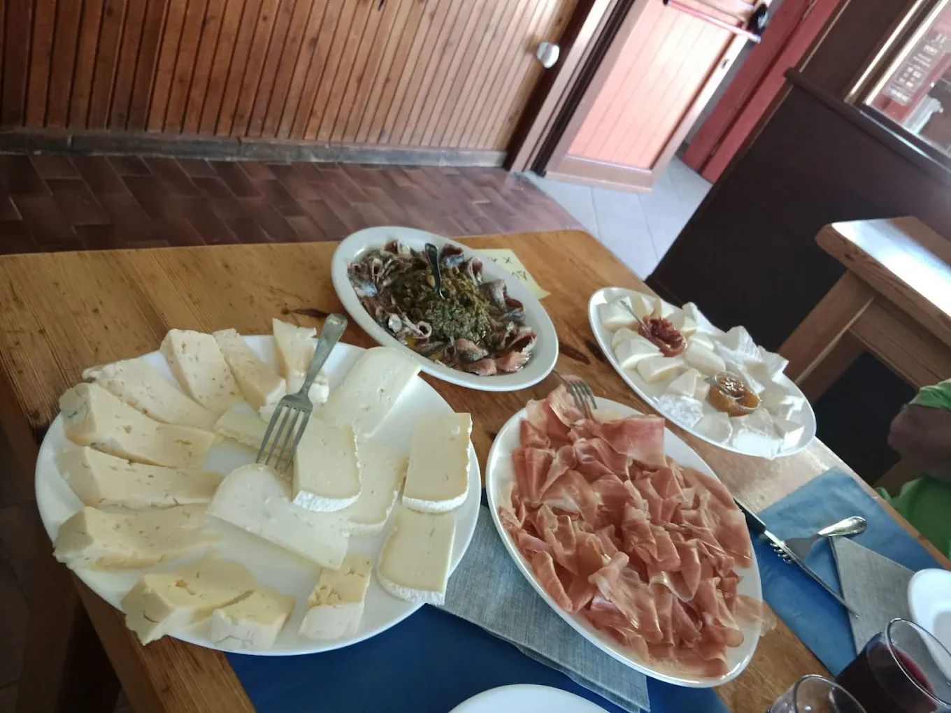 Piatti di cibo su un tavolo con una forchetta