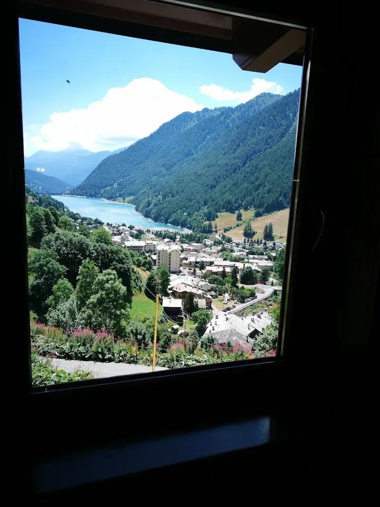 Una finestra con vista su una valle e sulle montagne