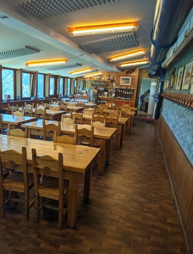 Ci sono molti tavoli e sedie nel ristorante.