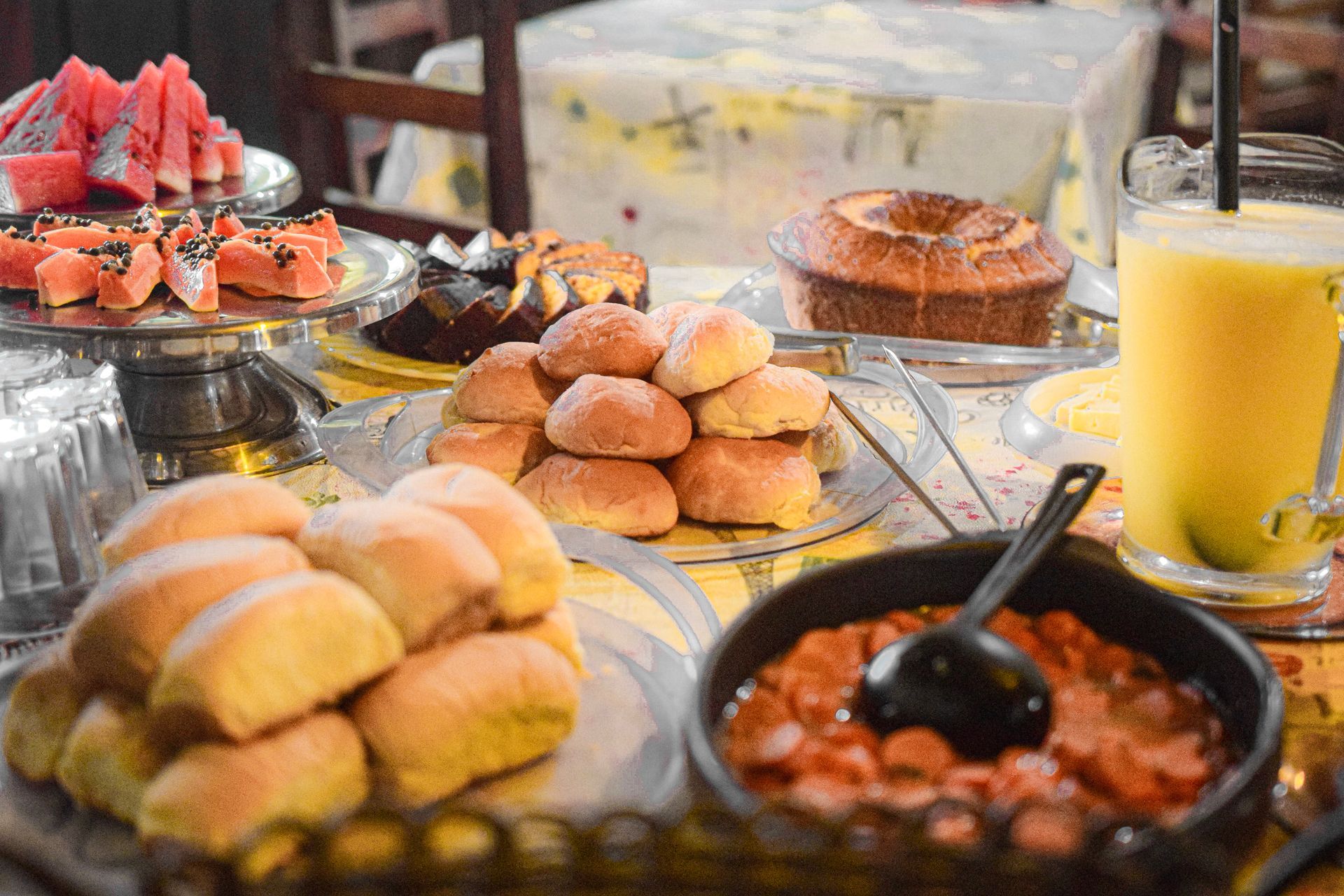 Uma mesa coberta com uma variedade de comidas e bebidas.