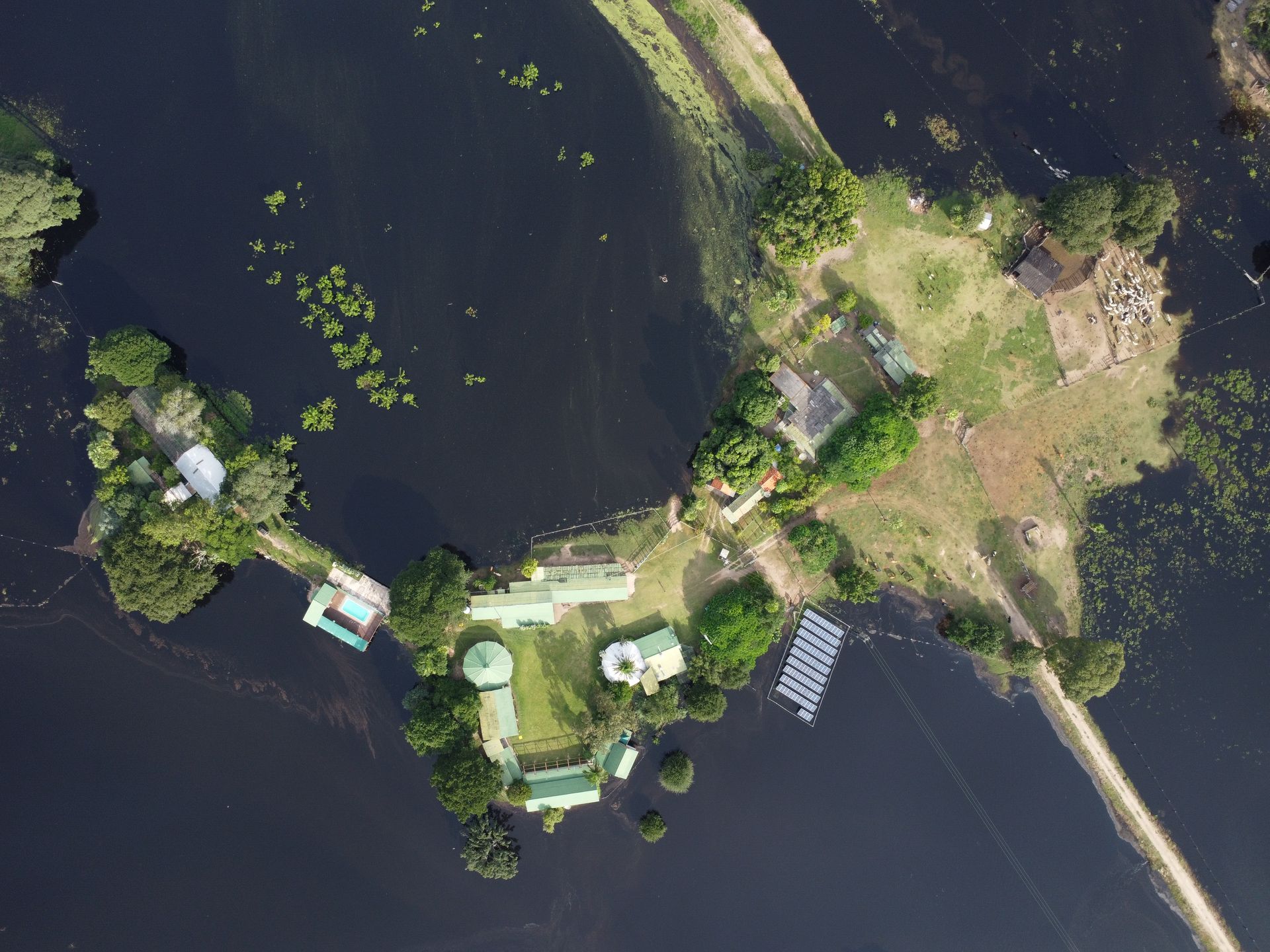 Uma vista aérea de uma pequena ilha no meio de um lago