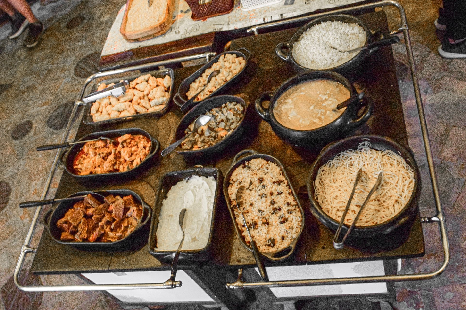 Uma mesa de bufê com uma variedade de comidas