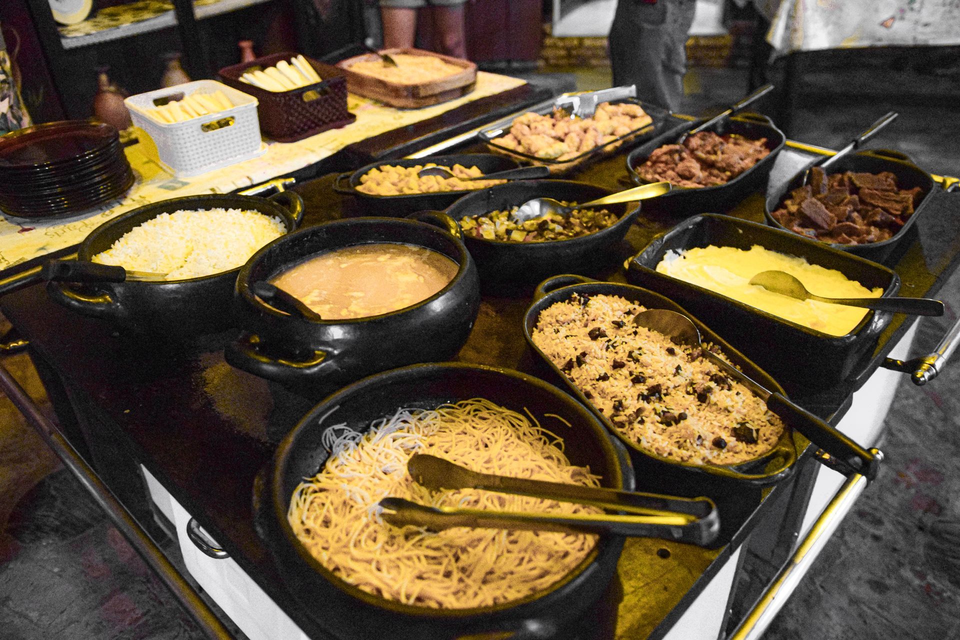 Uma mesa de bufê com muitos tipos diferentes de comida