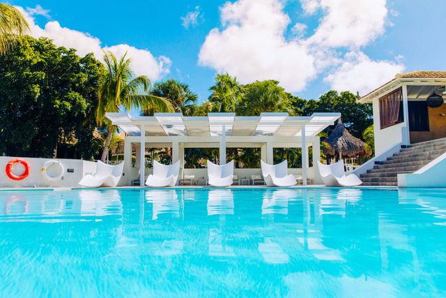 Resort Pool Deck | Papagayo Beach Hotel & Resort Curaçao