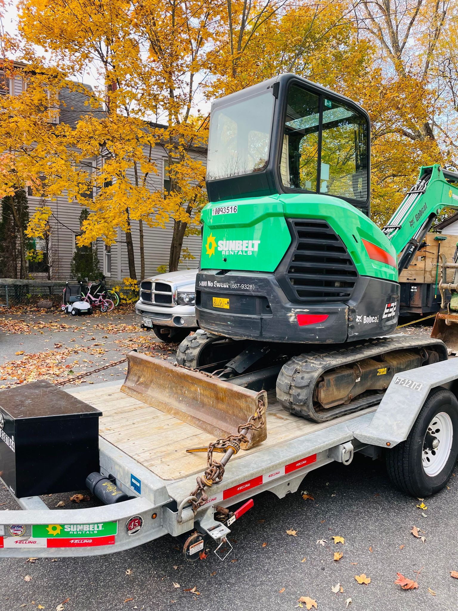 unloading small excavator for demolition service