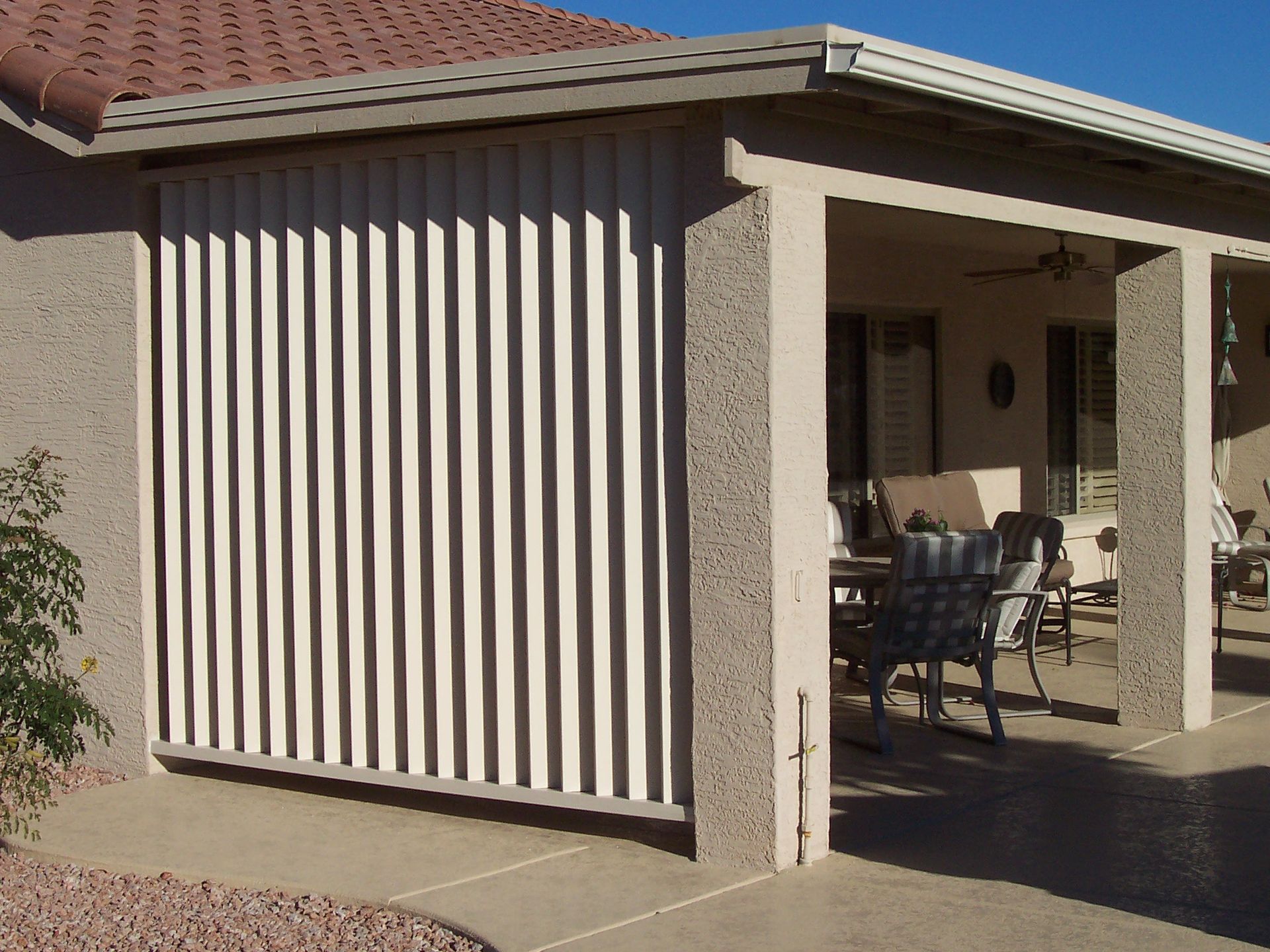 Innovative privacy wall in Queen Creek, crafted by Southwest Patio for flexible sun protection.