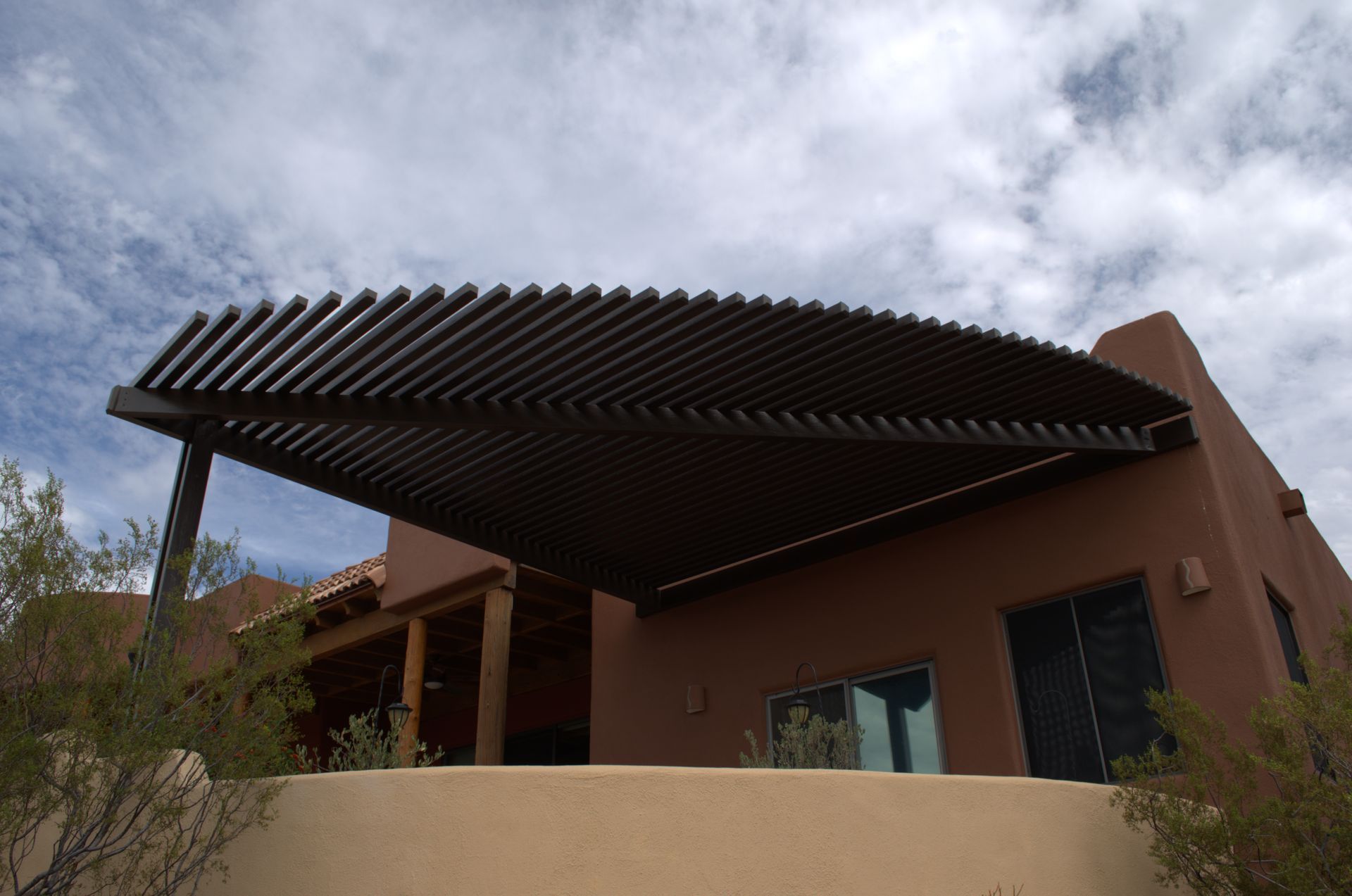 Elegant aluminum pergola providing shade in a Phoenix patio area.