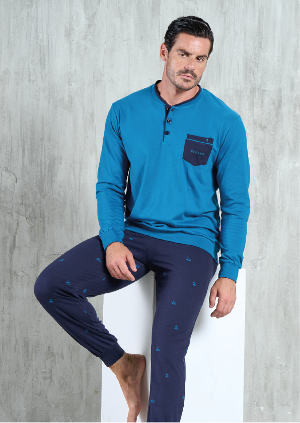 Un uomo in un pigiama blu navigare