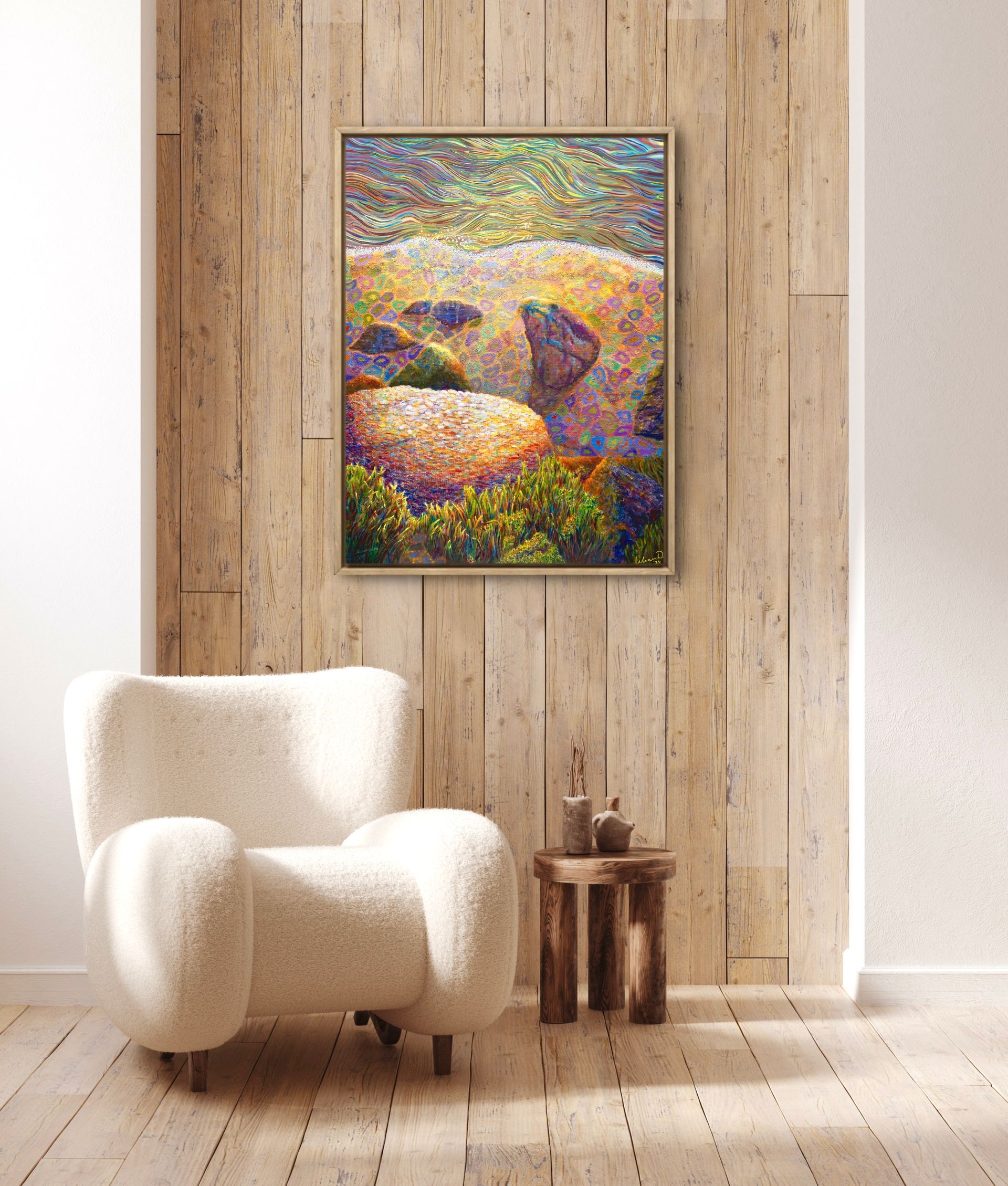 Een kamer met een stoel en een schilderij aan de muur