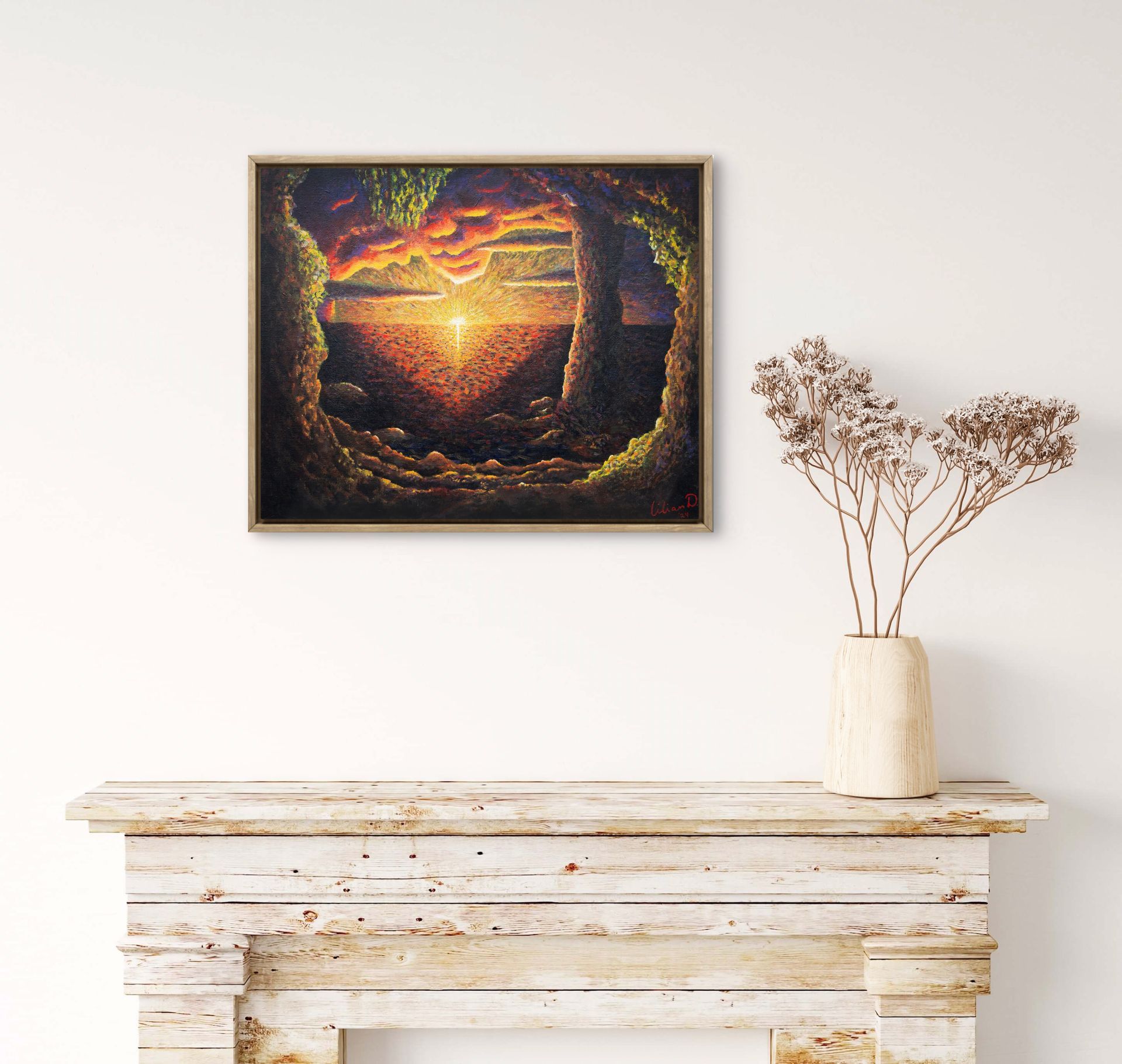 Een schilderij hangt aan een muur boven een schouw