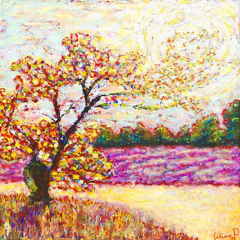 Een kleurrijk schilderij van natuur, met een boom in een veld en een bos op de achtergrond en de zon. gesigneerd door kunstenares Lilian Dijkhuis