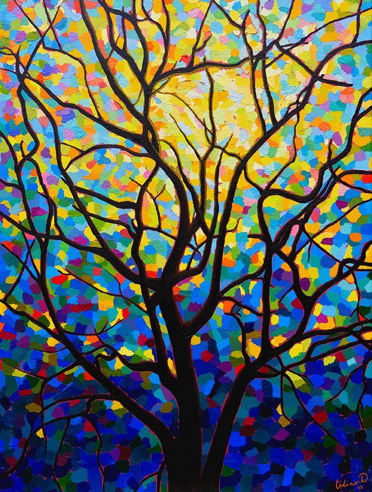 Een kleurrijk abstract schilderij van een boom waardoor een zon of maan schijnt en blauwe lucht, gesigneerd door kunstenares Lilian Dijkhuis