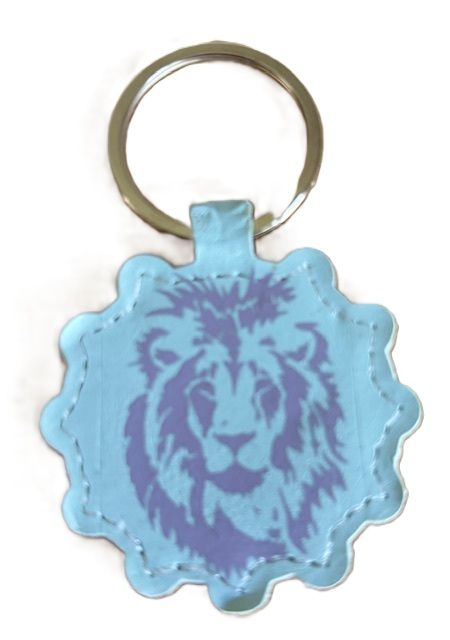 Sleutelhanger licht blauw van PU leer met leeuw